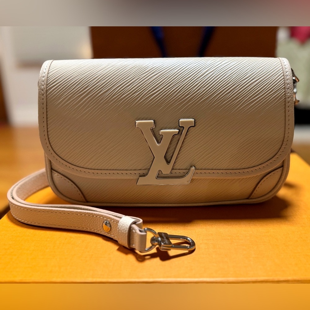 💯 Authentic Louis Vuitton Buci Crossbody Quartz White Epi Leather M59457